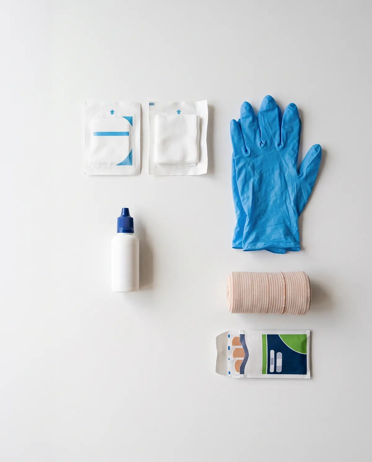 Insumos médicos: gasas, guantes y antiséptico